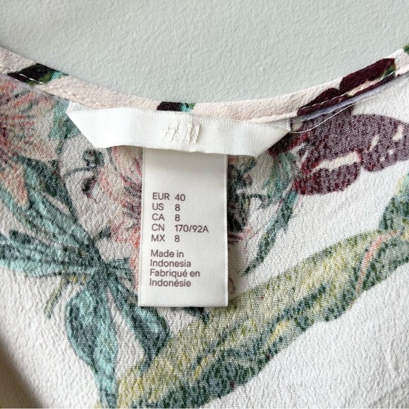 H&M tropical floral print v-neck blouse - Picture 3 of 8